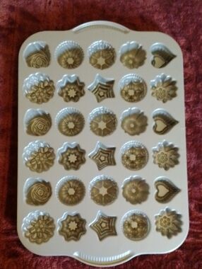 Nordic Ware Bundt Tea Cakes and Candies Pan made in U.S.A